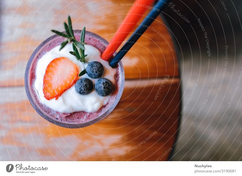 Erdbeer- und Blaubeer-Smoothie Sommerdrink Joghurt Frucht Dessert Ernährung Essen Vegetarische Ernährung Diät Getränk Tisch Natur Holz Coolness frisch lecker