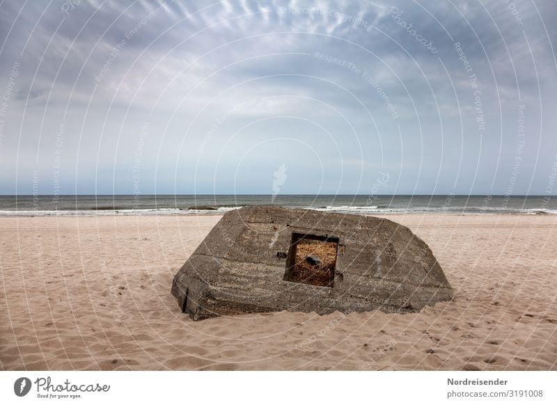 Deplatziert Ausflug Strand Meer Zeitmaschine Natur Landschaft Sand Wasser Himmel Wolken Wind Küste Nordsee Ruine Bauwerk Beton alt bedrohlich dunkel kaputt