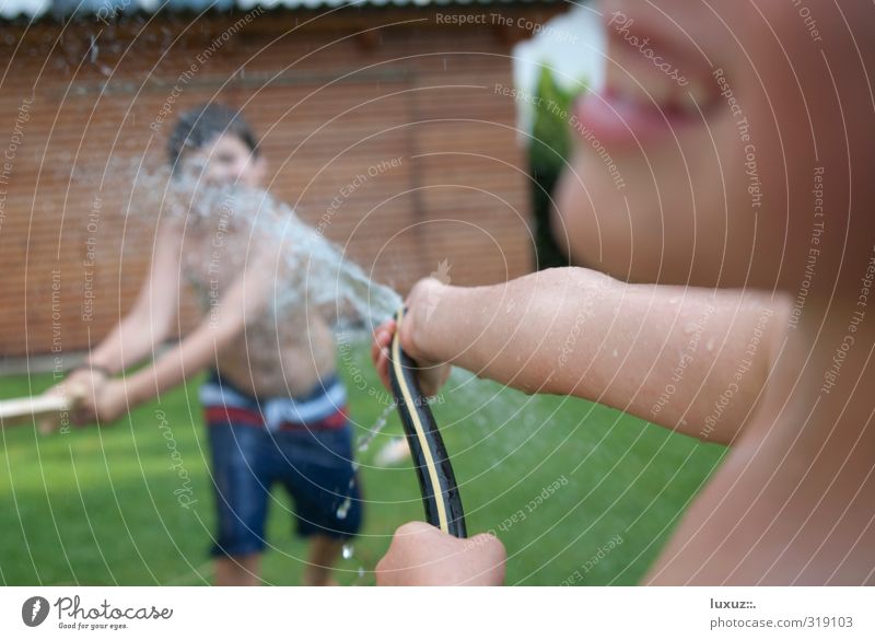 Sommer Spass Spielen Garten Mensch Kind Mädchen Junge Geschwister Familie & Verwandtschaft Kindheit Leben lachen lustig nass Freude Glück erleben Wasserspiel