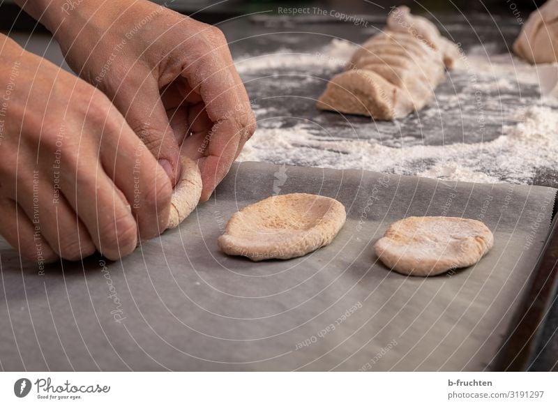 Teig auslegen Lebensmittel Teigwaren Backwaren Brot Ernährung Gesunde Ernährung Koch Küche Hand Finger Arbeit & Erwerbstätigkeit gebrauchen berühren Genauigkeit