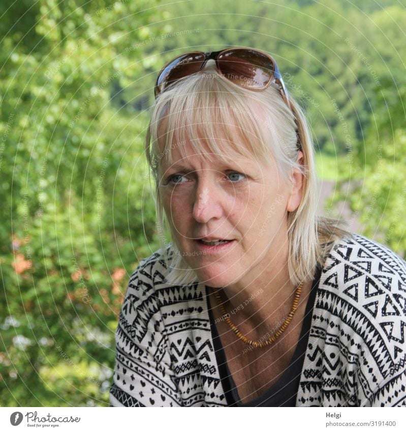 Porträt einer Frau mit halblangen blonden Haaren und Sonnenbrille auf dem Kopf Mensch feminin Erwachsene 1 45-60 Jahre Umwelt Natur Pflanze Frühling