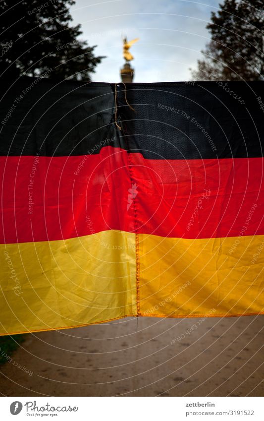 Deutschlandflagge und Siegessäule Tiergarten Abend Berlin blattgold Denkmal Deutsche Flagge else Fahne Feierabend Figur Goldelse großer stern Hauptstadt Himmel