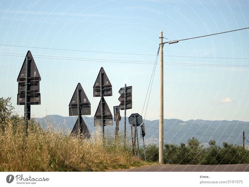 sicher ist sicher schild verkehrsschild straßenverkehrsordnung straßenschild Berge Horizont Himmel stromleitung Strommast Straße kreuzung Sommer sonnig