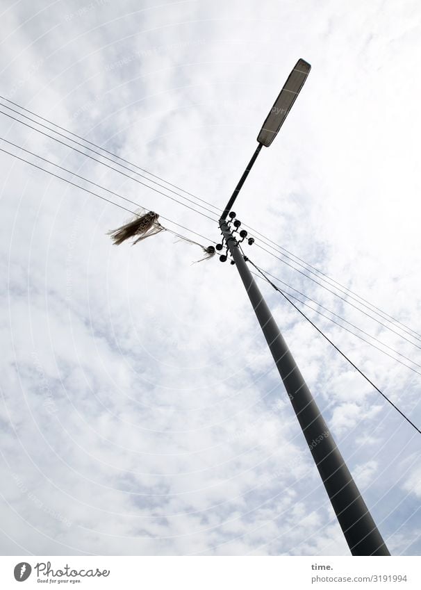 Lightbox (XIII) Energiewirtschaft Oberleitung Hochspannungsleitung Kabel Himmel Wolken Schönes Wetter Lampe Laterne Laternenpfahl Stoff Fetzen Stein Metall