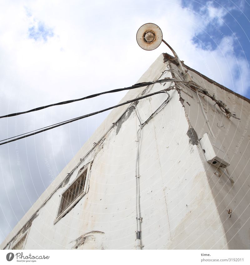 Lightbox (XII) Energiewirtschaft Lampe Laterne Leitung Kabel Himmel Wolken Schönes Wetter Haus Mauer Wand Fenster Dach Zusammensein hoch Wachsamkeit Ausdauer