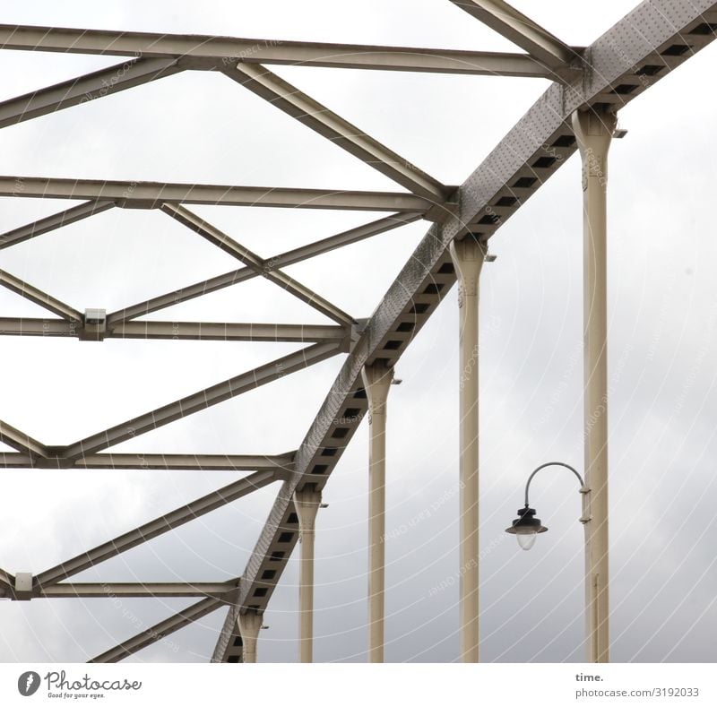 Lightboxen (IX) Himmel Wolken Gewitterwolken schlechtes Wetter Brücke Bauwerk Gebäude Architektur Lampe Laterne Bogen Metall Stahl Linie Streifen Zusammensein