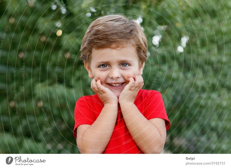 Glückliches Kind mit rotem T-Shirt im Garten Freude schön Sommer Sonne Mensch Baby Kleinkind Junge Familie & Verwandtschaft Kindheit Natur Gras Park blond