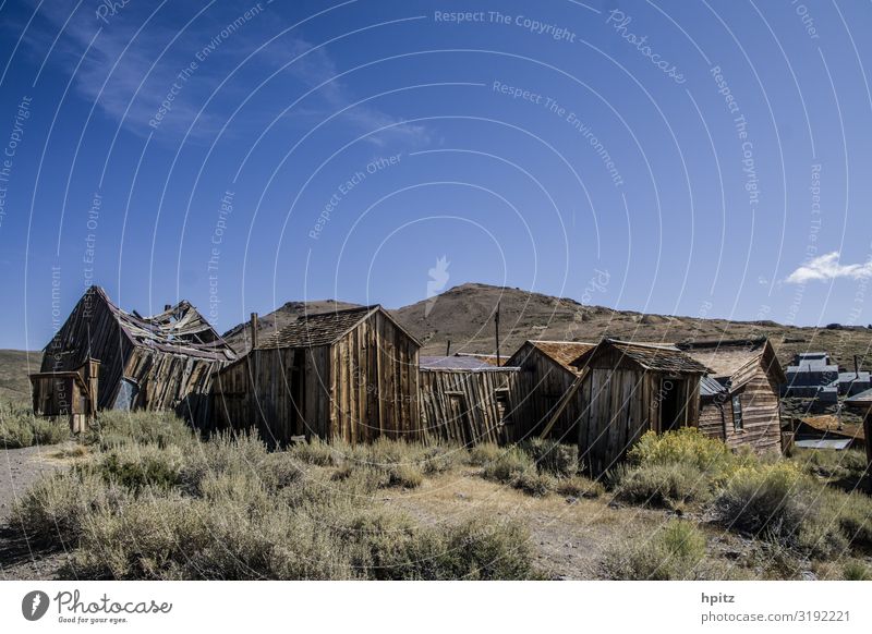 Bodie - Ghost Town Landschaft Schönes Wetter Menschenleer Haus Ruine Sehenswürdigkeit Holz alt historisch blau braun gelb geheimnisvoll Verfall Vergänglichkeit