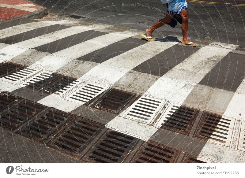 Flipflop-Crosswalk Ferien & Urlaub & Reisen Sommerurlaub Mensch maskulin Beine Fuß 1 Verkehrswege Fußgänger Straße Badehose Flipflops gehen blau rot schwarz