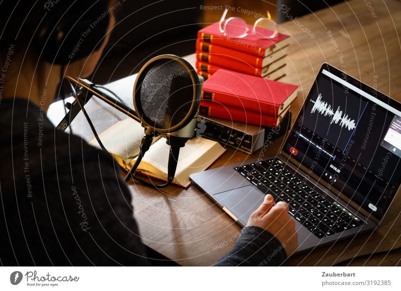 Podcasting / Over your shoulder Werkstatt Medienbranche Notebook Kabel Mikrofon Informationstechnologie Internet feminin Frau Erwachsene 1 Mensch 30-45 Jahre