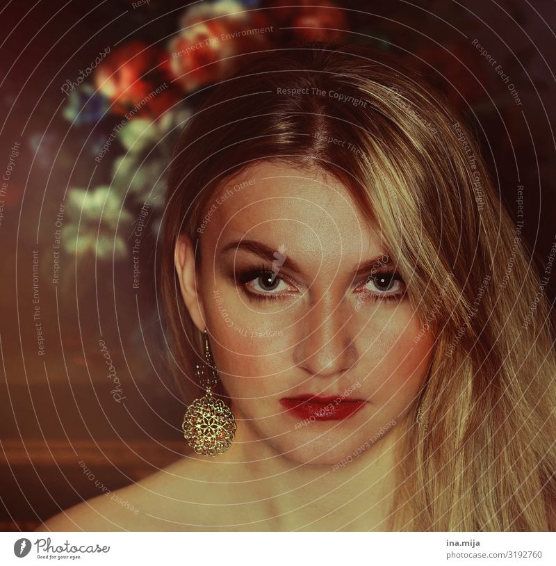 blonde Frau mit goldenem Ohrring und Blumenbild im Hintergrund Blumenmalerei Gemälde Bild Kunst antik altehrwürdig retro Goldschmuck Schmuck Ohrringe langhaarig