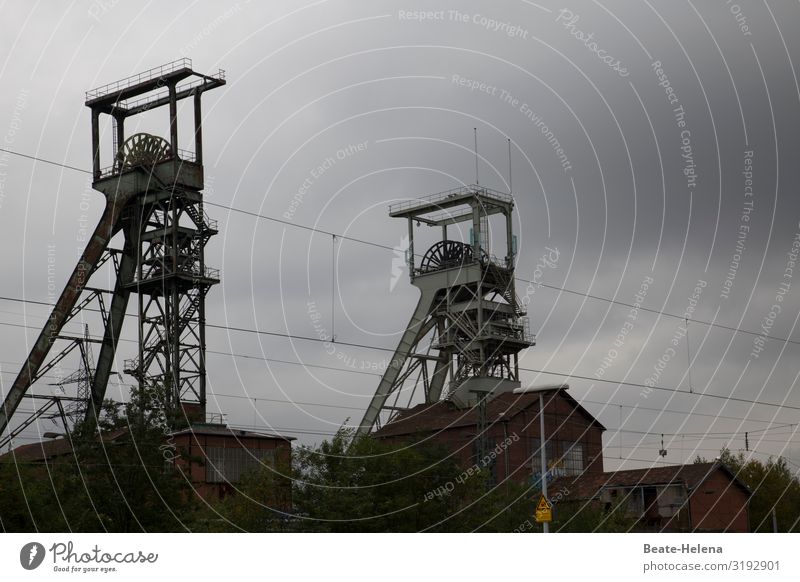 Zeitzeichen 1 Arbeit & Erwerbstätigkeit Arbeitsplatz Energiewirtschaft Technik & Technologie Kohlekraftwerk Energiekrise Wolken Turm Architektur Förderturm