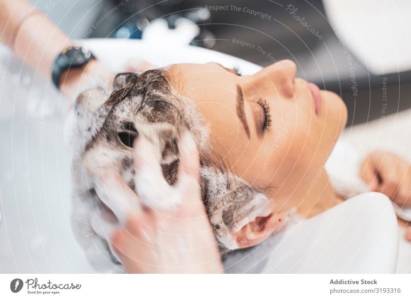 Stylist wäscht Haare für junge Dame Wäsche waschen Behaarung Jugendliche attraktiv Waschbecken Fürsorge nass Sauberkeit Beautyfotografie Mode Frau Stil Friseur