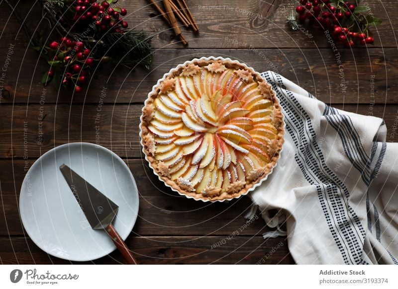 leckerer Apfelkuchen auf einem Holztisch bereit zum Verzehr Pasteten frisch rustikal Fenster gebastelt Tag braun Konfekt organisch Pergament Wärme aromatisch