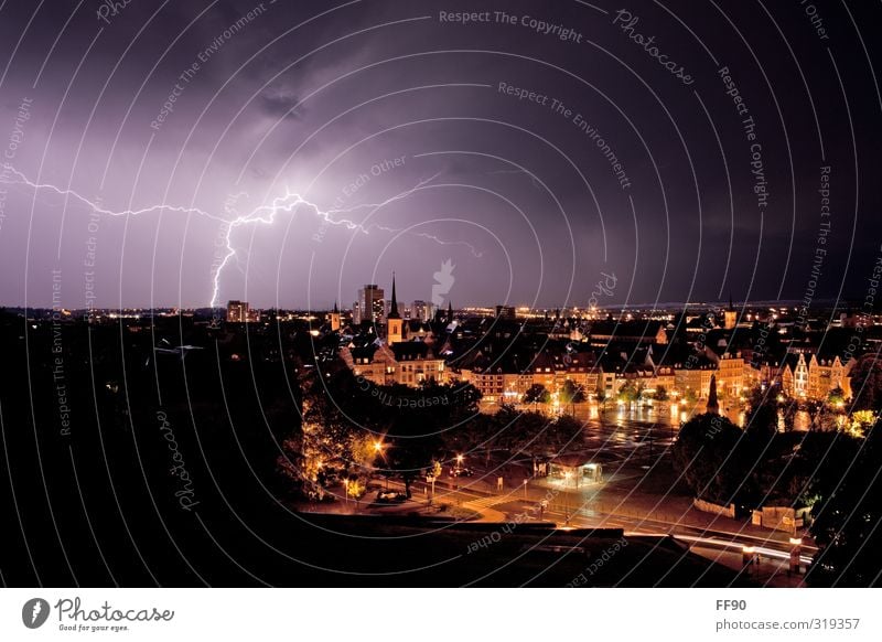 Unter Strom Umwelt Himmel Nachthimmel Horizont Frühling Regen Gewitter Blitze Stadt Stadtzentrum Altstadt Kirche Platz Sehenswürdigkeit Wahrzeichen Straße