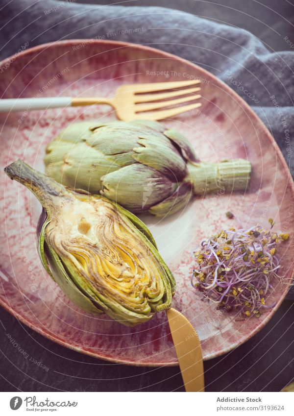 Messergabel und Artischocken auf Teller Gabel geschnitten ganz Tisch Lebensmittel kochen & garen organisch Gesundheit frisch Diät Ernährung Vegane Ernährung