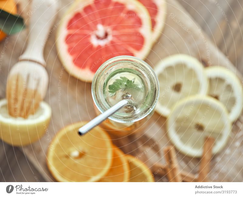 Zitruslimonade auf Holzplatte Zitrusfrüchte Orange Saft trinken Frucht frisch Glas Getränk liquide süß organisch reif Diät Erfrischung Vitamin Cocktail Scheibe