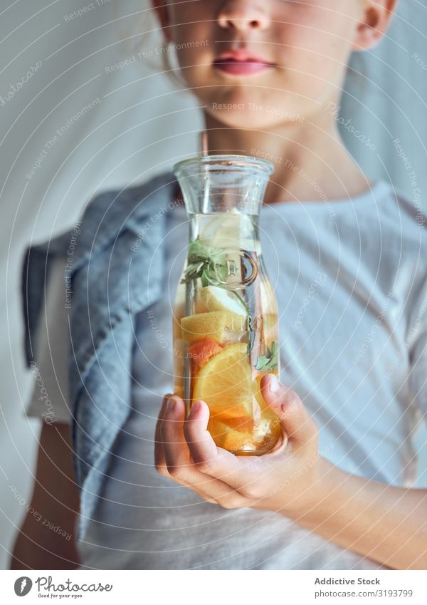 Junge mit Glasflasche und Limonade Halt Flasche trinken Kind Kindheit schön Mensch gutaussehend Lifestyle Gesundheit Glück attraktiv Erfrischung Getränk