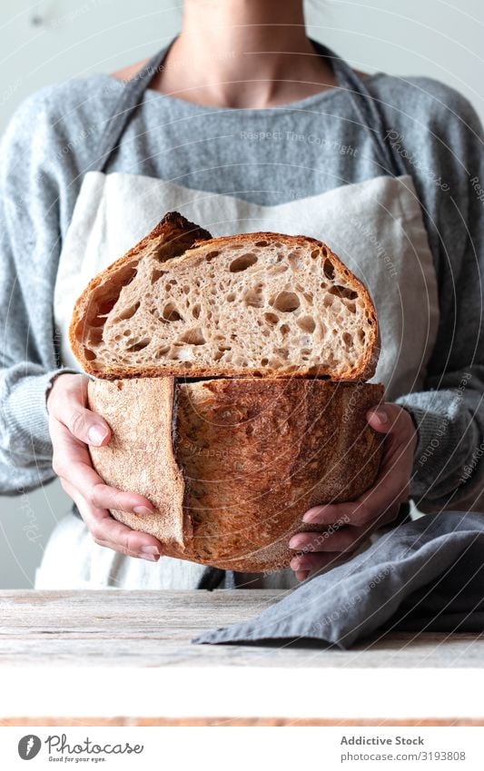 Hände einer Frau, die Brot hält Hand Lebensmittel Küche Bäckerei gebastelt frisch Koch Zutaten Mehl Weizen Vorbereitung Backwaren Mahlzeit kochen & garen Mensch