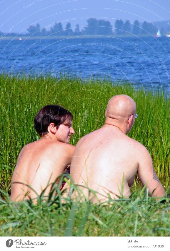 zwei am wasser Mann Frau Sommer See Meer Gras Schilfrohr Paar Wasser paarweise