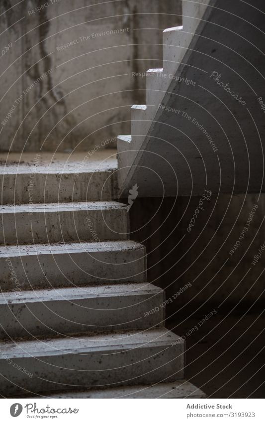 Betontreppe im Gebäude im Bauzustand Treppe Konstruktion Architektur Design modern Strukturen & Formen Schritt Stein Zeitgenosse Menschenleer Zement Stadt grau