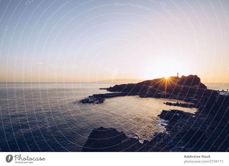 Abgelegene felsige Küste bei strahlendem Sonnenuntergang Felsen hell Klippe Meer Natur abgelegen Teneriffa Spanien steinig malerisch Aussicht Höhe Wellen