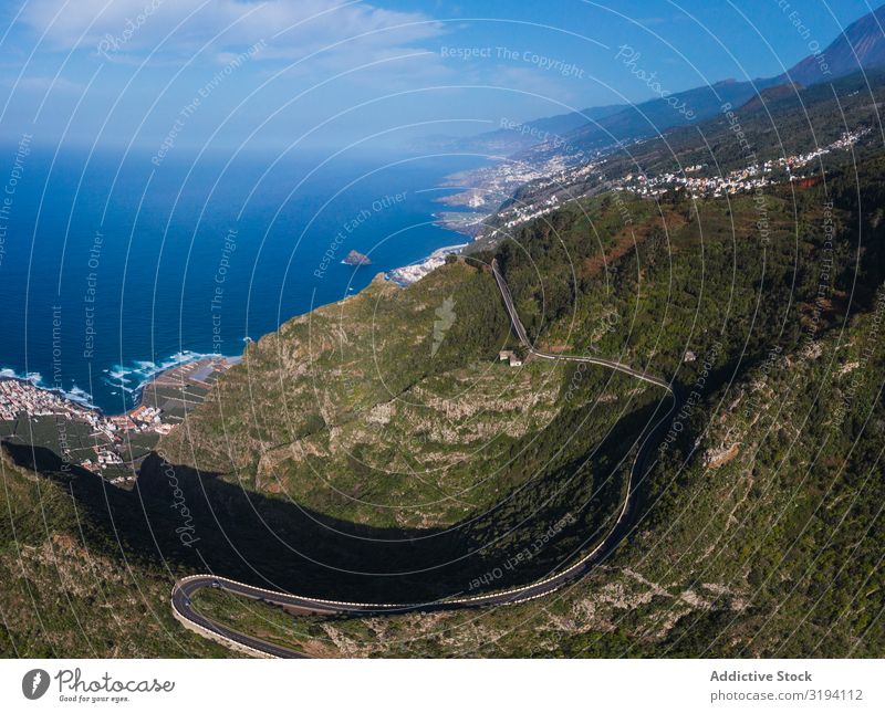 Kurvenreiche Straße durch die Wüstenlandschaft biegend Landschaft Drohnenansicht ausleeren Fluggerät geschlängelt Länder grün Teneriffa Spanien Sonnenstrahlen