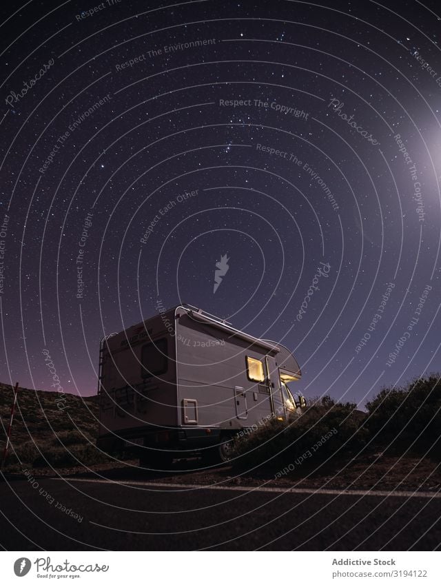 Karawane am Straßenrand unter nächtlichem Sternenhimmel Karavane Ferien & Urlaub & Reisen Nacht sternenklar Himmel Wüste Wohnmobil Autoreise Teneriffa Spanien