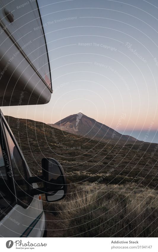 Wohnmobil gegen abgelegenen Berg Berge u. Gebirge Morgendämmerung PKW Ferien & Urlaub & Reisen wild Gipfel Himmel Teneriffa Spanien grau geparkt Aussicht