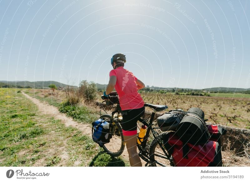 Frau fährt Fahrrad im Wald Reiten Wege & Pfade Ferien & Urlaub & Reisen Natur Sport Sommer Aktion Baum Sportbekleidung Helm Tasche Ausflug Fahrzeug Lifestyle