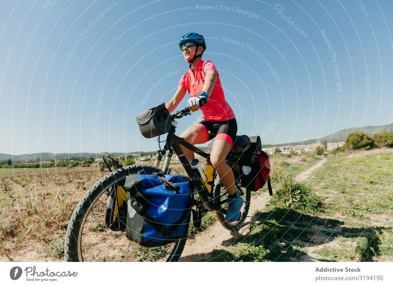 Frau fährt Fahrrad im Wald Reiten Wege & Pfade Ferien & Urlaub & Reisen Natur Sport Sommer Aktion Baum Sportbekleidung Helm Tasche Ausflug Fahrzeug Lifestyle