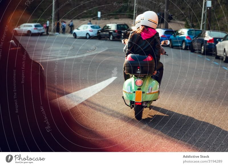 Nicht erkennbare Figuren auf dem Roller auf der Straße Mensch Helm Freundschaft Kleinmotorrad Fahrrad Aktion Freizeit & Hobby Abenteuer Motorrad