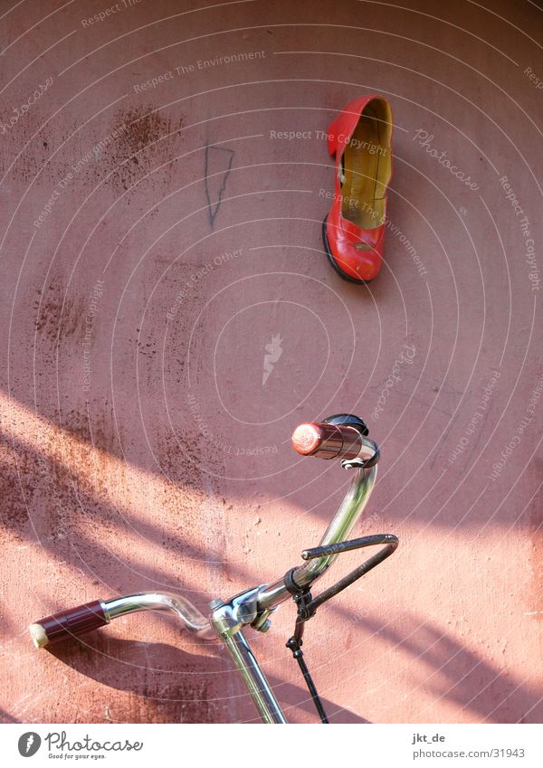 an den nagel gehängt Schuhe Fahrrad rot Sommer hollandrad