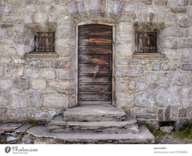 alt | zeitreise Steinhaus Alpen Holztüre Fenster geschlossen Stufen Haus Fassade Mauer Fensterladen Architektur Gebäude Tür Lünersee Wanderhütte Schutz