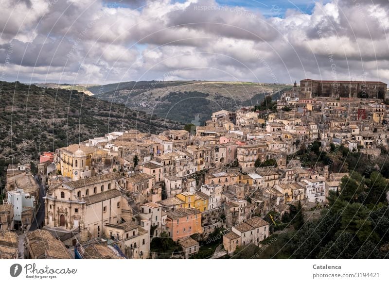 Blick auf Ragusa Tourismus Sightseeing Städtereise Weltkulturerbe Landschaft Himmel Wolken Horizont Sizilien Italien Europa Kleinstadt Haus Einfamilienhaus