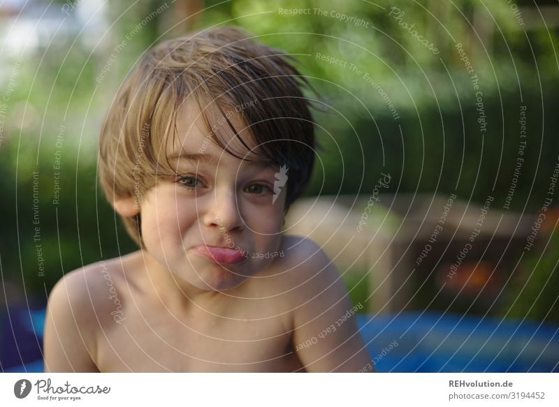 Junge schneidet eine Grimasse Kind Sommer Garten lustig Blödsinn 7 Jahre normal natürlich Unbeschwertheit nackt 3-8 Jahre nass glücklich Glück Spielen spass