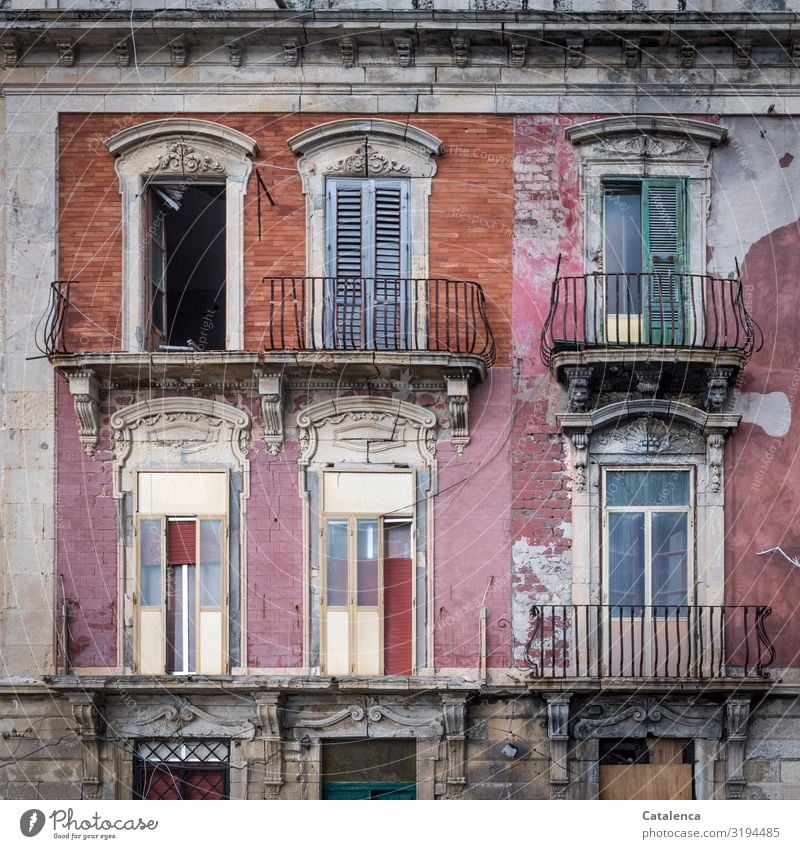 Ein verlassenes Gebäude zerfällt im Lauf der Zeit rosa orange Tageslicht Häusliches Leben Menschenleer Bauwerk alt Fenster Fassade Architektur Haus Wand Mauer