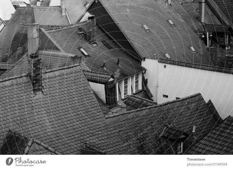 Über den Dächern (2) Bamberg Altstadt Haus Mauer Wand Fenster Dach Schornstein alt dunkel einfach grau schwarz weiß eng heimelig Schwarzweißfoto Außenaufnahme