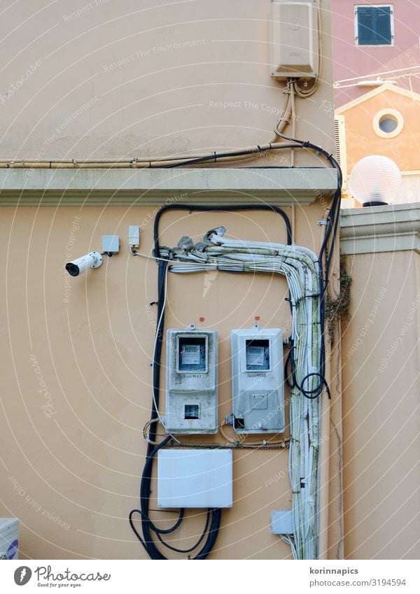 Stromsache Baustelle Energiewirtschaft Kabel Stromkreis Stromrechnung Stromtransport Stromverbrauch Griechenland Altstadt Fassade Wand retro Armut Netzwerk