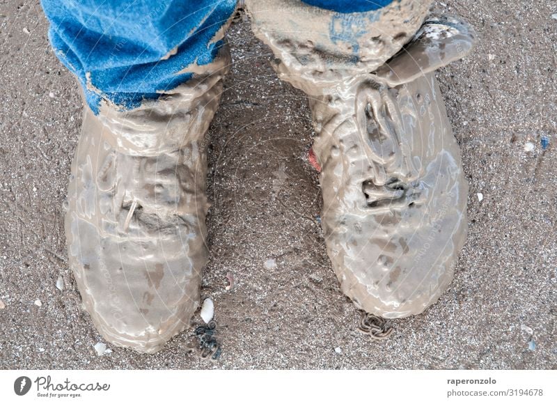 die behalt ich gleich an Abenteuer Expedition Strand wandern Fuß Erde Sand schlechtes Wetter Schuhe laufen dreckig authentisch nass Wege & Pfade schlammig waten