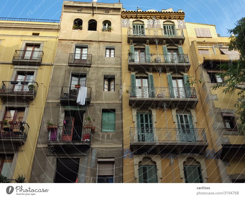 Barcelona | Altstadt 2 Spanien Tourismus Ferien & Urlaub & Reisen Reisefotografie alt Restauration Vergangenheit Stadt Stadtleben Fassade Balkon