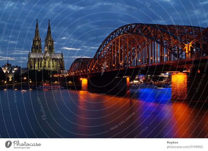 Kölner Dom und Rheinbrücke Tourismus Ausflug Sightseeing Stadt Stadtzentrum Skyline Brücke Sehenswürdigkeit Wahrzeichen Horizont Dombrücke Farbfoto