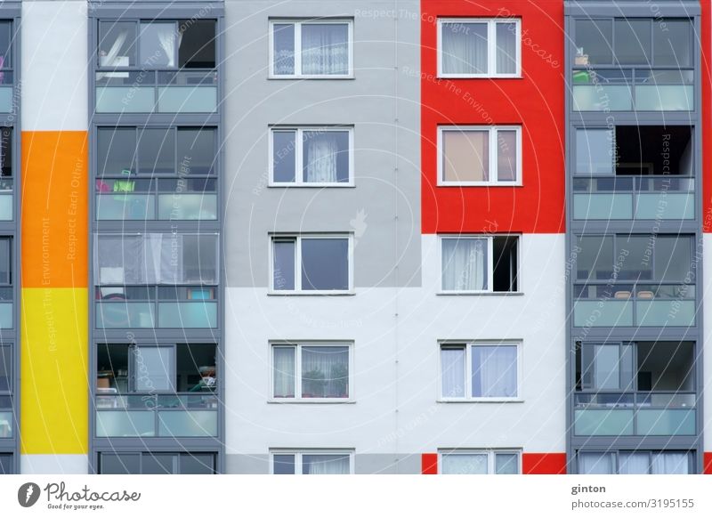 Fenster mehrstöckiges Wohngebäude Wohnung Haus Einfamilienhaus Bauwerk Gebäude Architektur Fassade ästhetisch eckig modern gelb Plattenbau Neubau