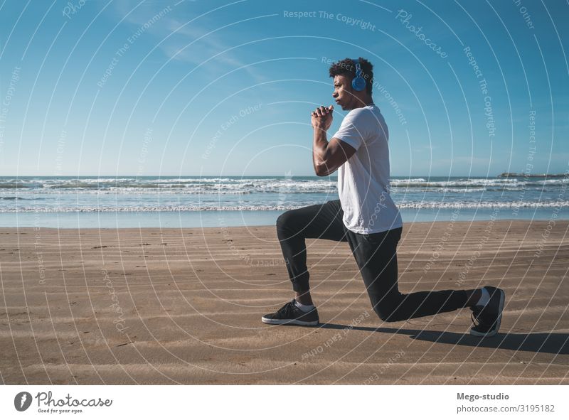 Athletischer Mann, der am Strand Sport treibt. Körperpflege Erholung Freizeit & Hobby Joggen Arbeit & Erwerbstätigkeit Mensch Erwachsene Natur Sand Fitness