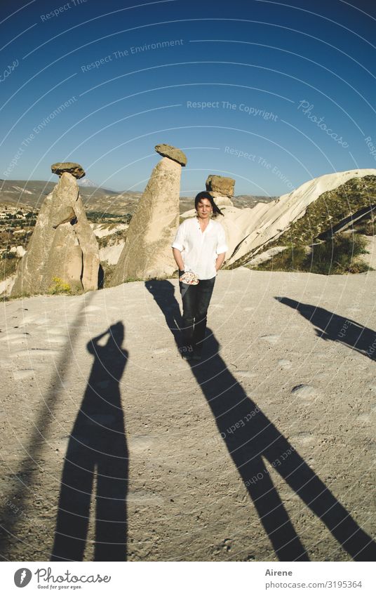 in der Mitte Frau Erwachsene 1 Mensch 30-45 Jahre Wolkenloser Himmel Schönes Wetter Felsen Tuffstein Naturwunder Erosion Cappadocia Sehenswürdigkeit