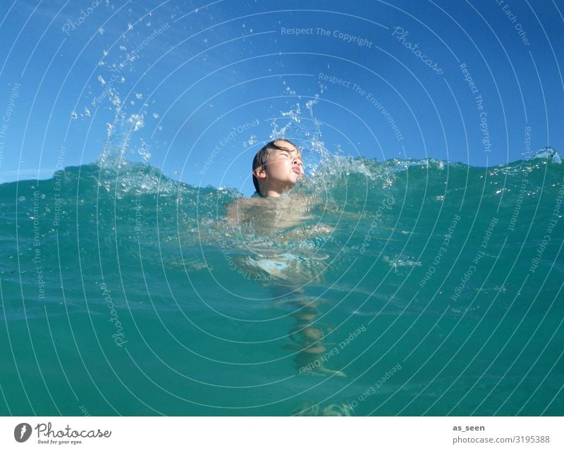 Spaß im Meer Junge Kindheit Gesicht 1 Mensch Umwelt Natur Landschaft Urelemente Luft Wasser Himmel Sonne Sommer Schönes Wetter Wellen Nordsee Ostsee