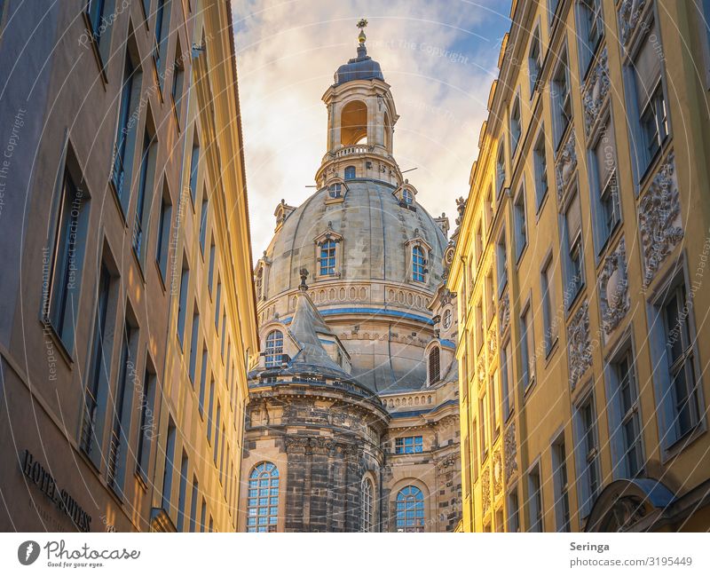 Blick durch die Gasse auf die Frauenkirche in Dresden Architektur Stadtzentrum Altstadt Kirche Dom Turm Bauwerk Gebäude Mauer Wand Fassade Sehenswürdigkeit