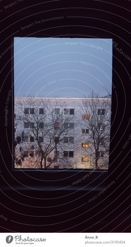 Zimmer mit Aussicht Häusliches Leben Wohnung Haus Raum Fenster Dach Plattenbau Schließfach Stadtrand bevölkert Hochhaus Bauwerk Gebäude Architektur Wohnsiedlung