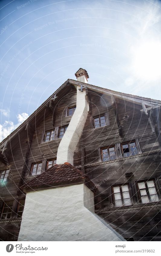 rustikal Haus Einfamilienhaus Hütte Fassade Kamin Fenster Sehenswürdigkeit alt historisch Farbfoto Außenaufnahme Menschenleer Tag Froschperspektive