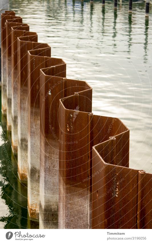 AST 7 | Harte Abgrenzung Ferien & Urlaub & Reisen See Bodensee Säule Metall Wasser blau braun grau hart Kontrast Rost Farbfoto Außenaufnahme Tag